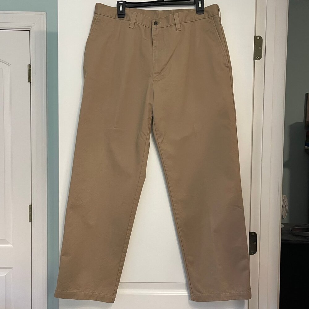 HAGGAR Everywhere Khaki Pants for Men  Size 36 x 30 or 31" Like New Condition